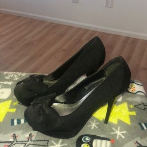 Like new black heels with cute bow
